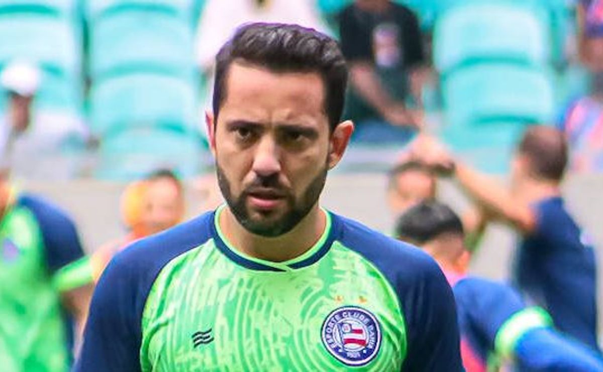 Torcida do Bahia questiona volta de Everton Ribeiro ao Flamengo após críticas.