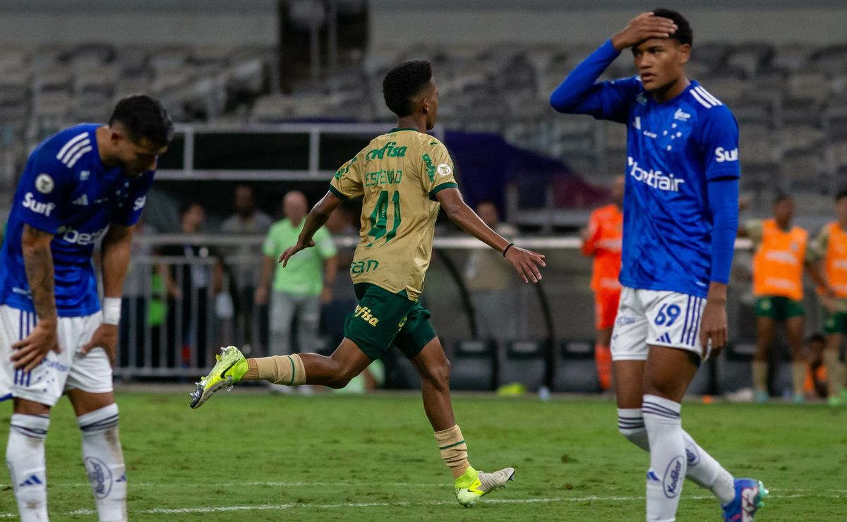 Palmeiras vence Cruzeiro e adia decisão do Brasileirão para domingo.