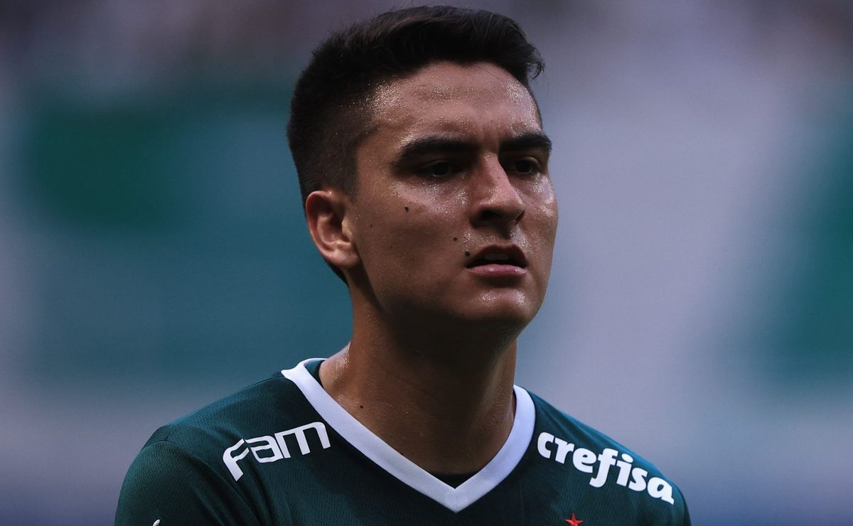 Palmeiras de Abel Ferreira planeja dispensa de Atuesta, Vitinho e mais três jogadores.