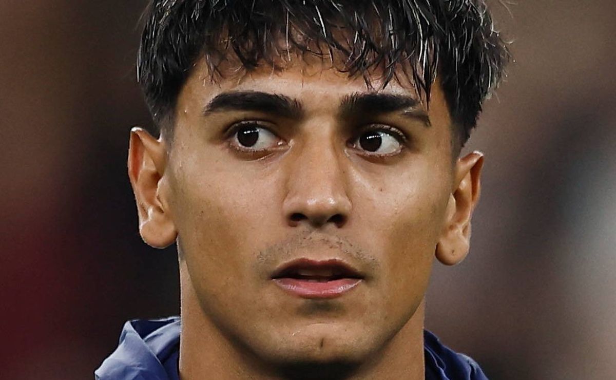 Corinthians analisa semelhanças entre Memphis e Facundo Torres para reforçar equipe.