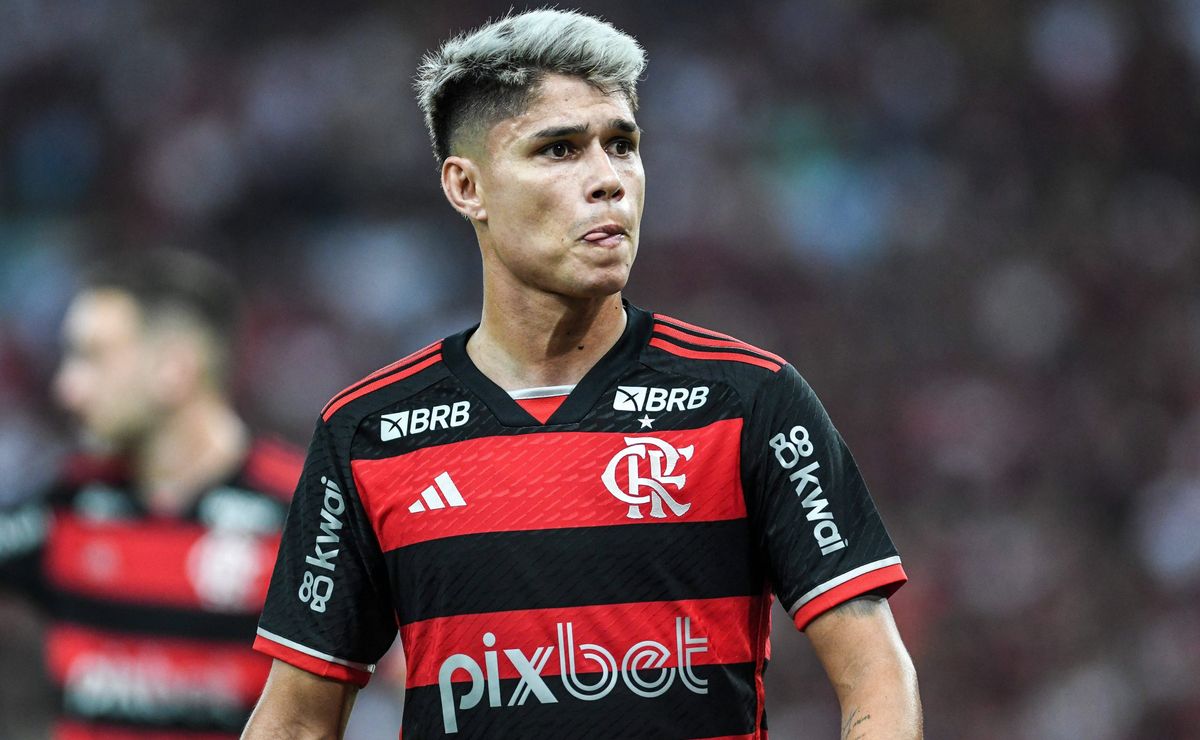 Flamengo planeja reforçar setor de ataque para Filipe Luís.