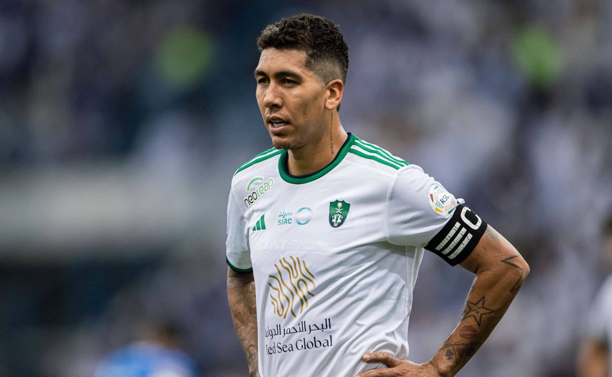 Flamengo avalia contratação de Roberto Firmino para reforçar equipe no próximo ano.