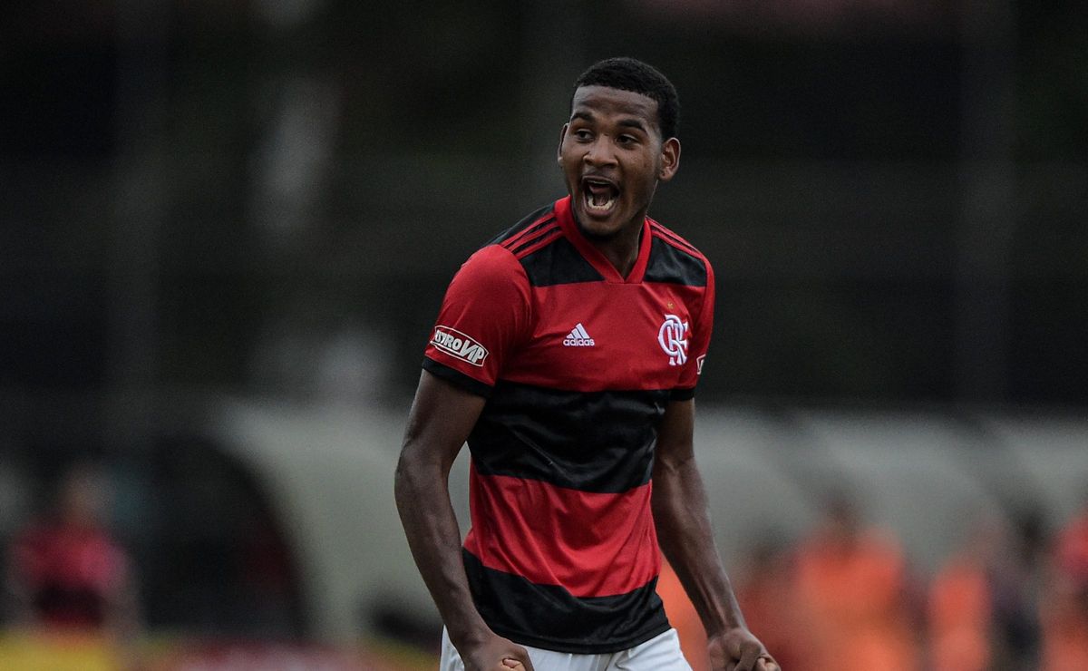 Flamengo quer renovar com zagueiro após Benfica tentar a contratação de jovem