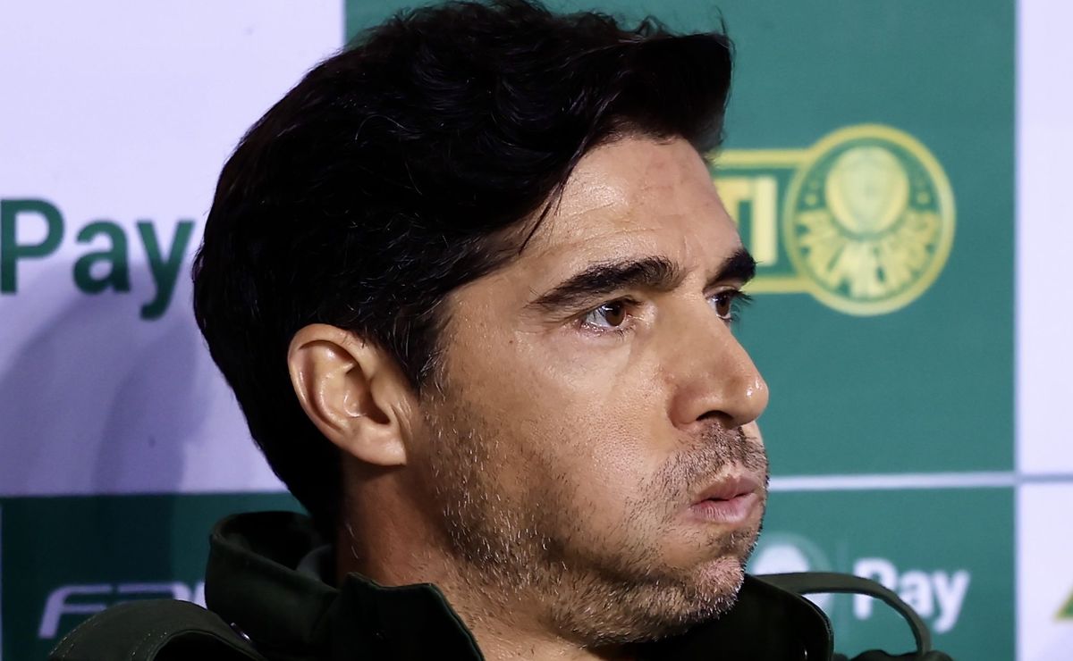 Abel Ferreira é informado sobre novo reforço do Palmeiras em Portugal.