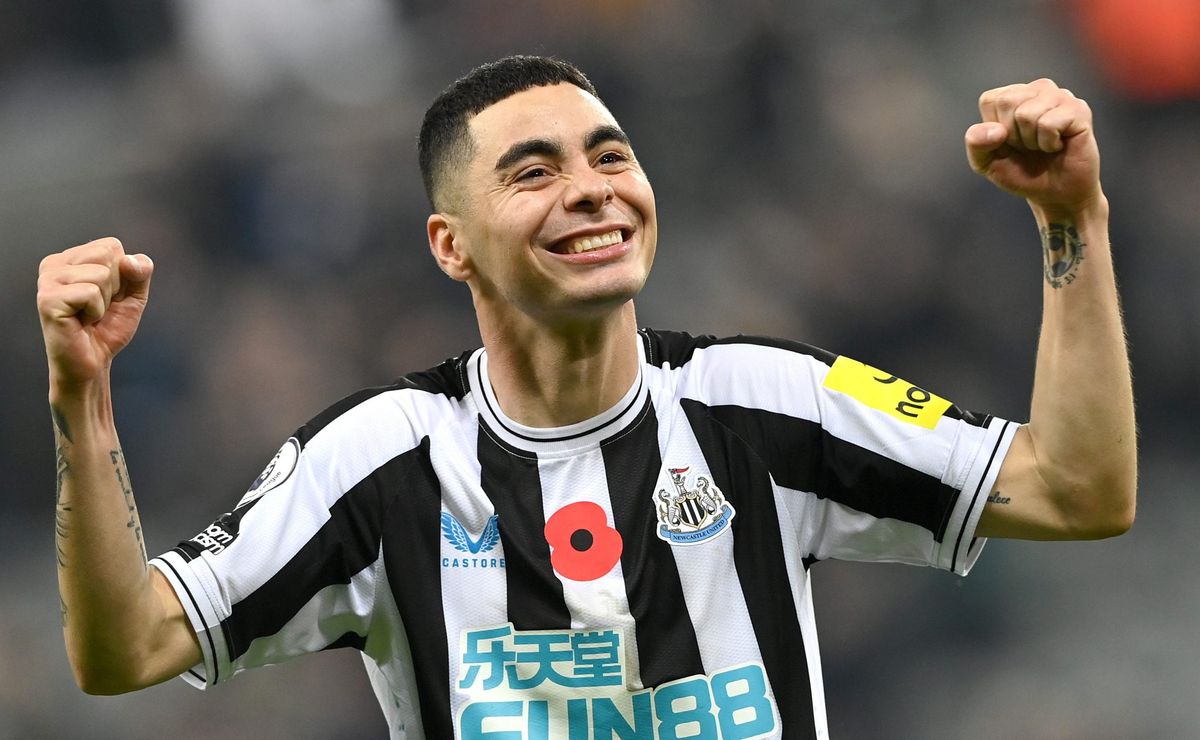 Botafogo lidera disputa por Almirón; Palmeiras e São Paulo também interessados