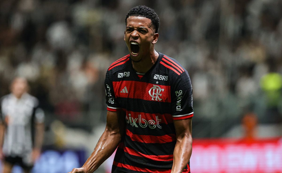 Carlinhos recebe proposta para sair do Flamengo e Filipe Luís tem resposta do atacante