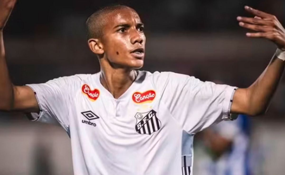 Juninho, filho de Robinho, é destaque de goleada do Santos na Copinha e comemora com pedalada