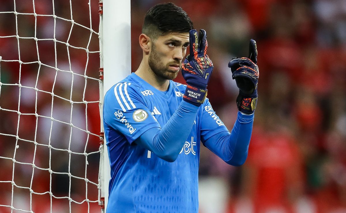 Goleiro Rossi projeta conquista de títulos no Flamengo para 2025