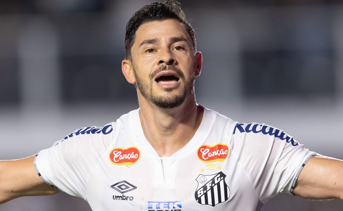 Giuliano se despede oficialmente do Santos após não renovar com o Clube: 