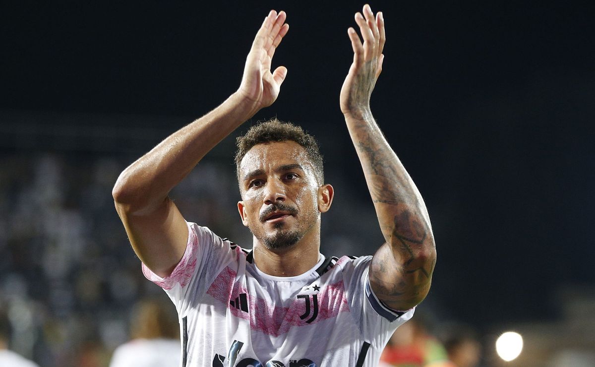 Flamengo fecha com lateral-direito com ajuda da esposa de Danilo.