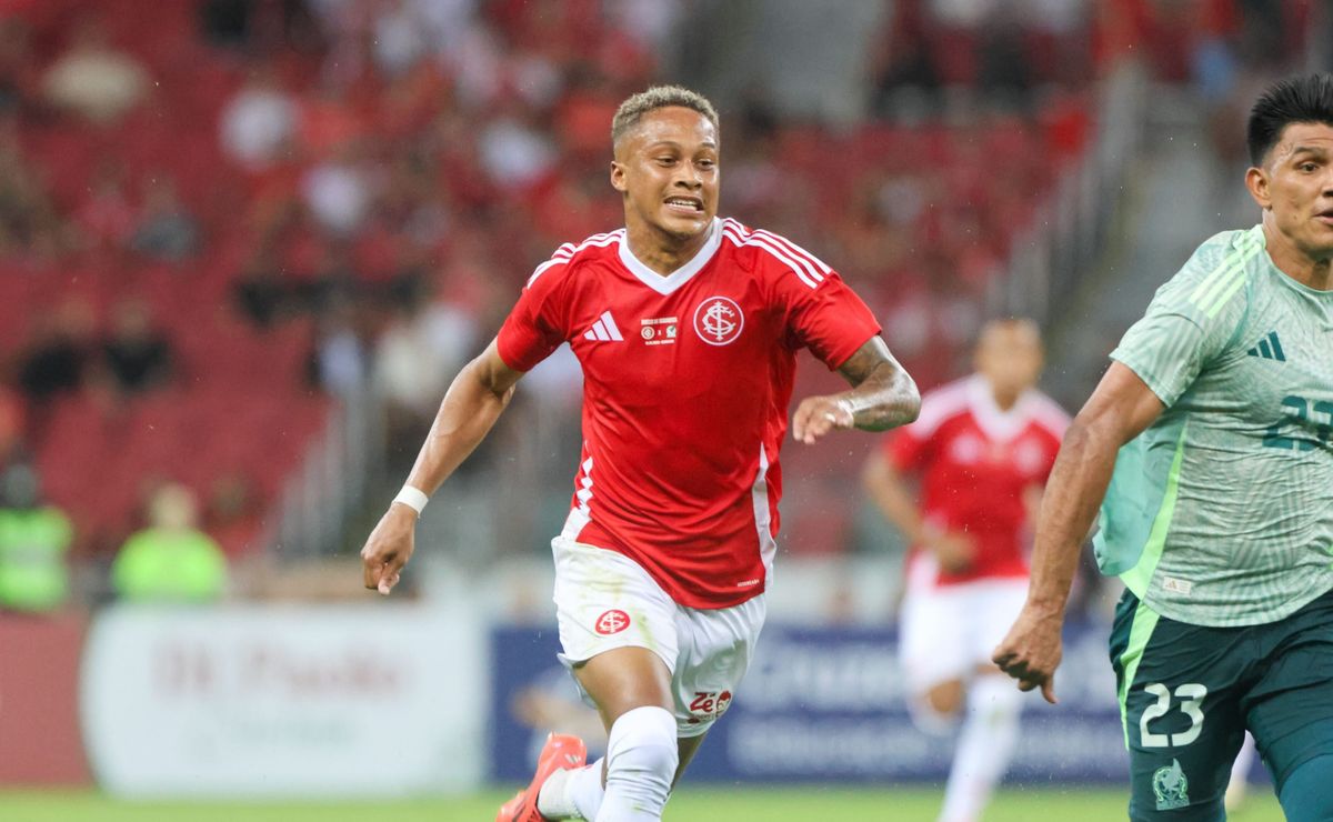 Torcida aprova uniforme novo do Internacional em partida contra o México