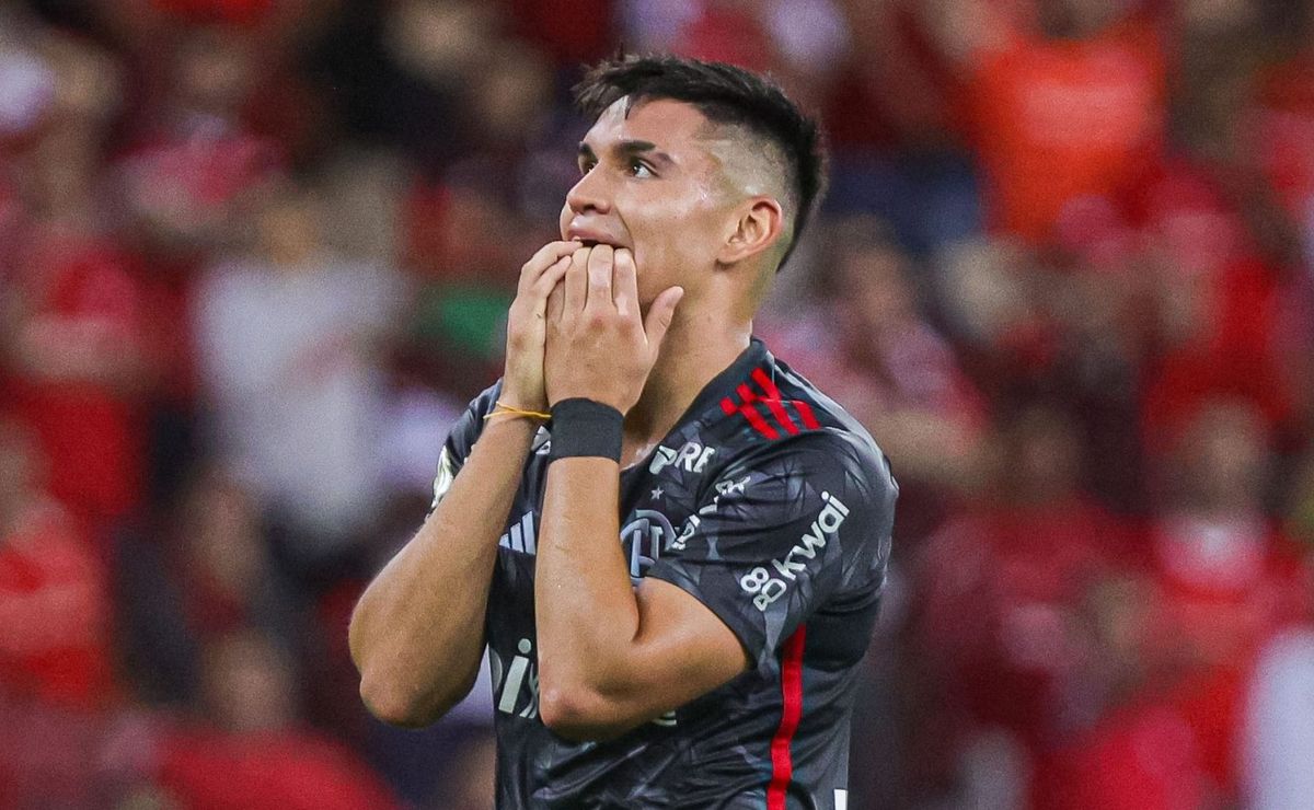 Descontentamento cresce na torcida do Flamengo com Alcaraz após contratação de destaque.