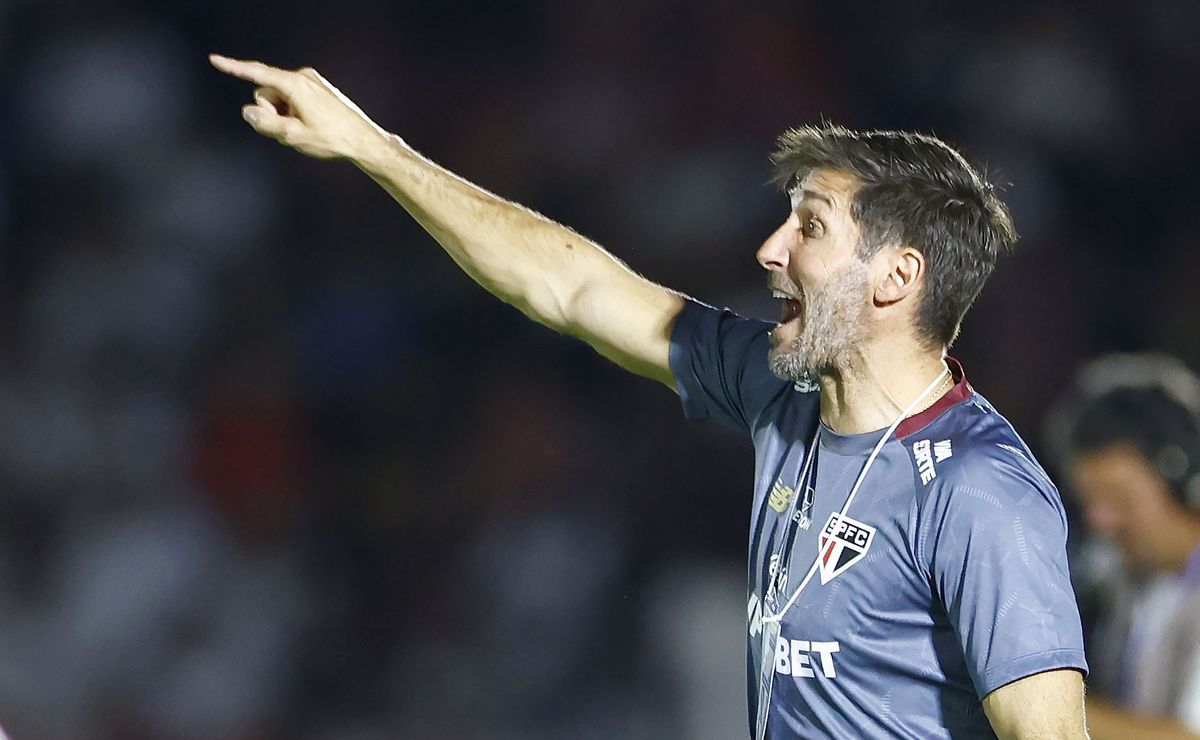 Auxiliar de Zubeldía indica escalação unificada do São Paulo para enfrentar o Corinthians.