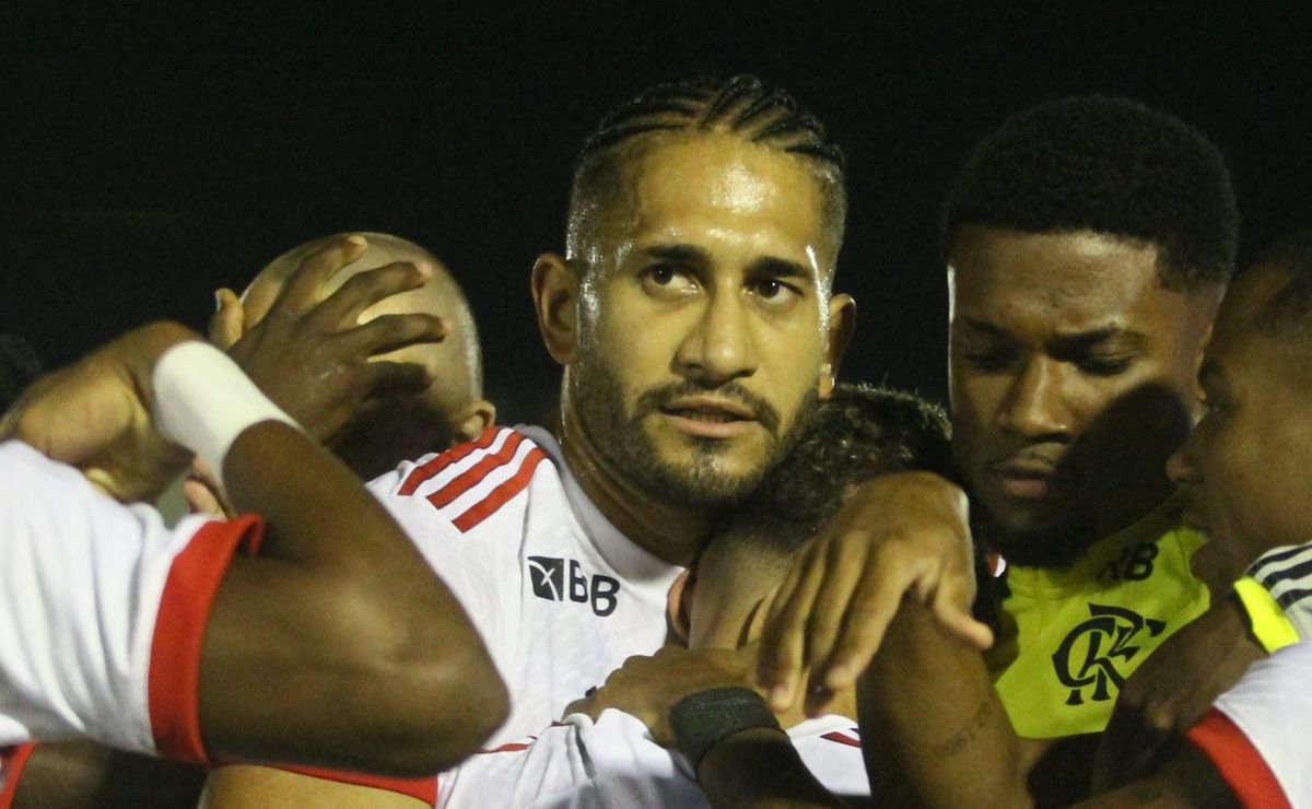 Torcida do Flamengo pede rescisão de contrato com Pablo após goleada no Bangu.