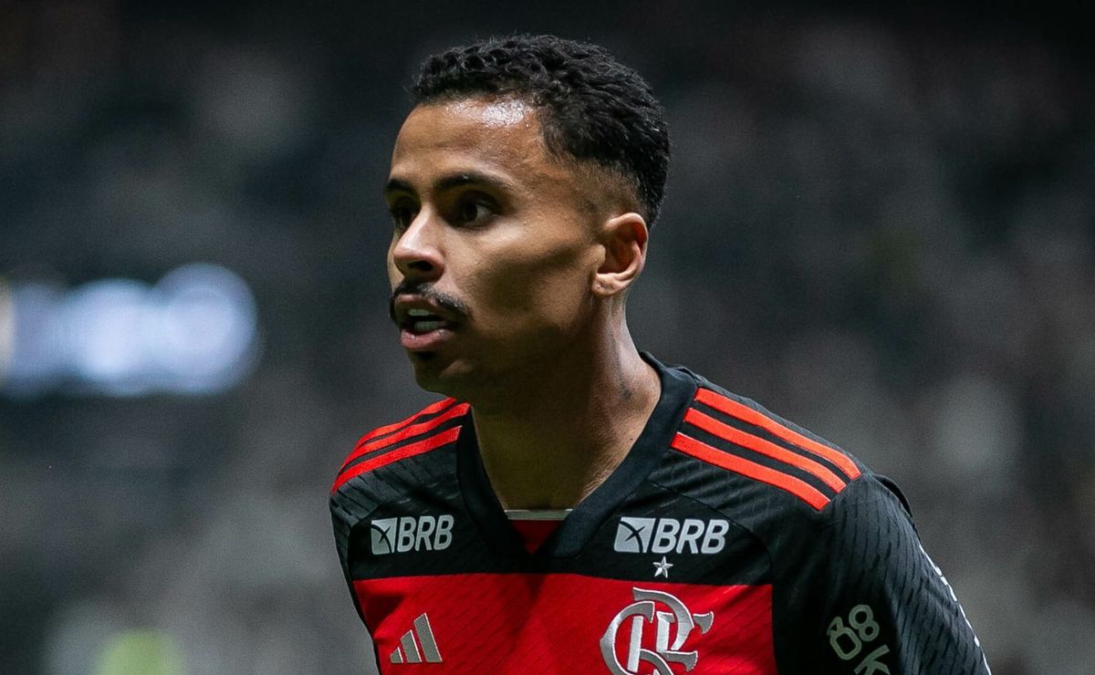 Denúncia de violência psicológica e doméstica envolvendo ex-jogador do Flamengo.