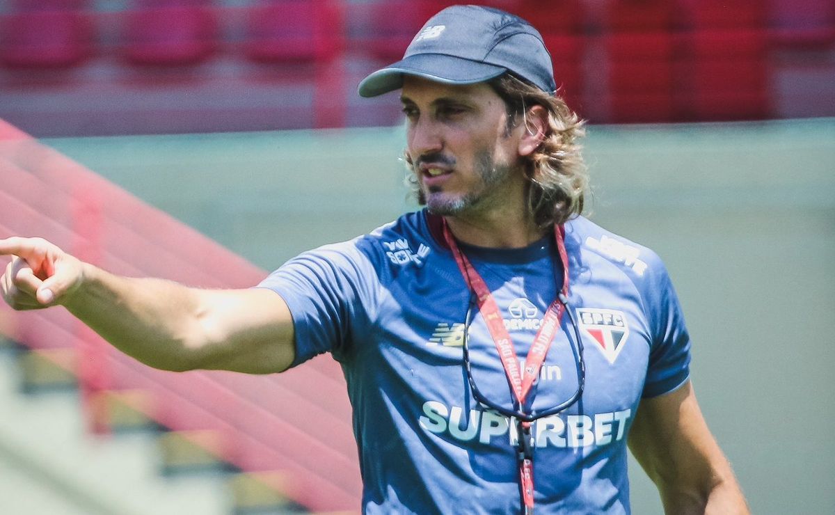 São Paulo define escalação com Oscar, Lucas Moura, Luciano e Calleri para clássico contra Corinthians.