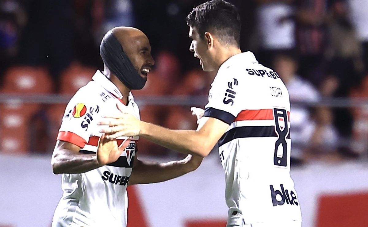 Lucas e Oscar lideram triunfo do São Paulo sobre o Corinthians em clássico.