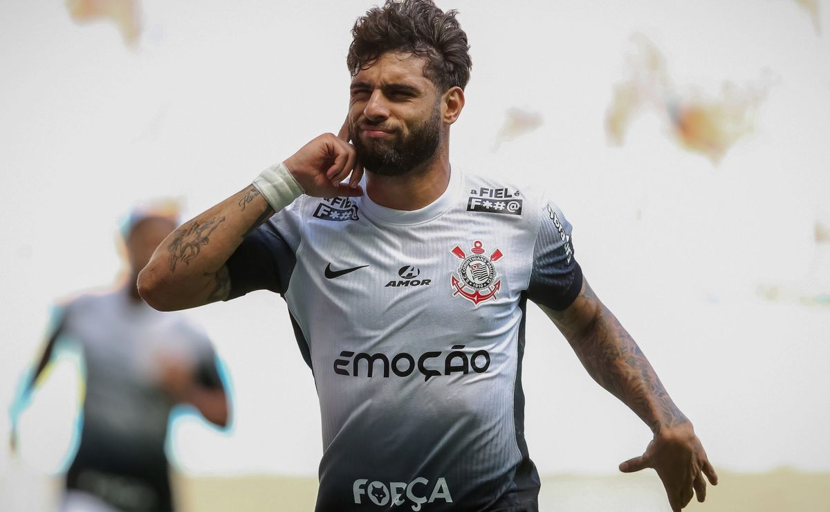 Dorival Júnior observa Yuri Alberto em jogo, possível convocação para Seleção.
