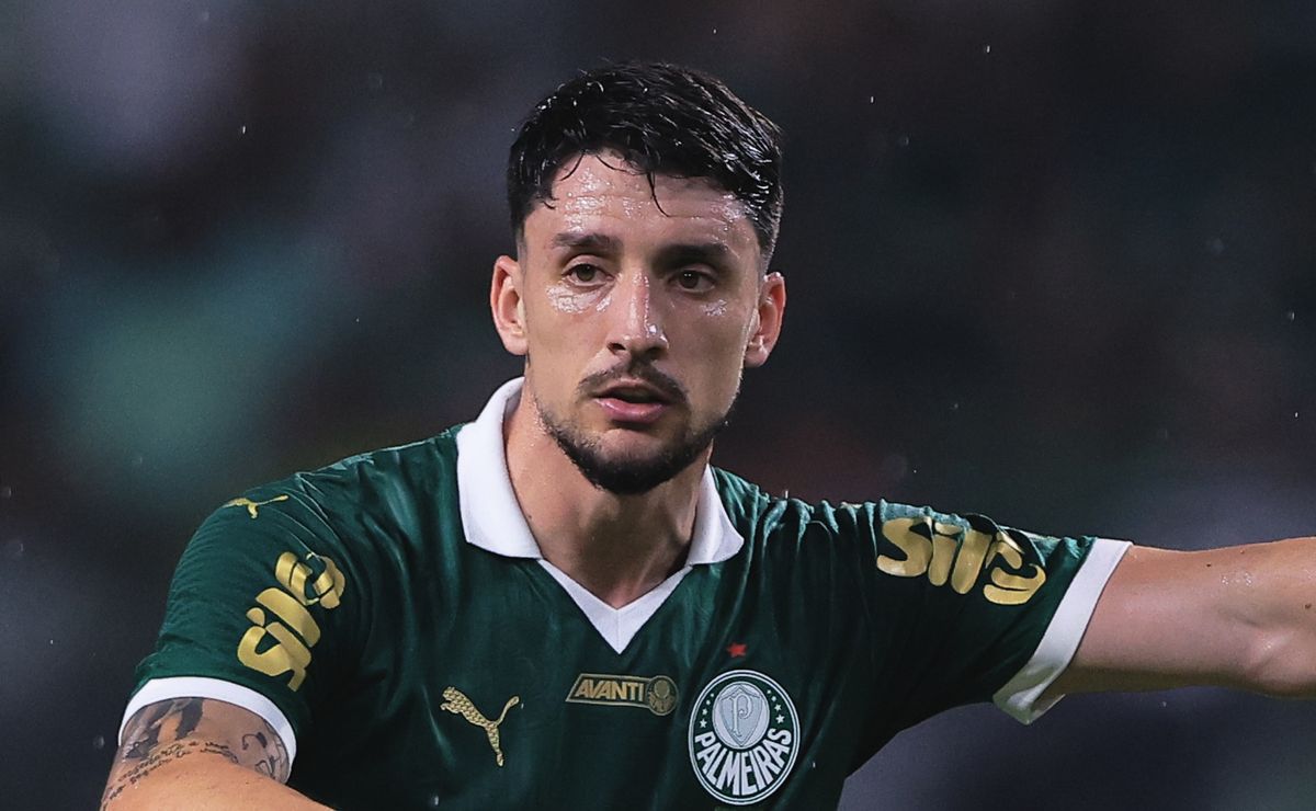 Disputa intensa por vagas entre laterais do Palmeiras com retorno de Piquerez.
