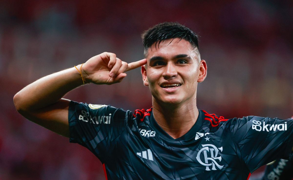 Alcaraz deseja permanecer no Flamengo, mas é informado que não está nos planos.