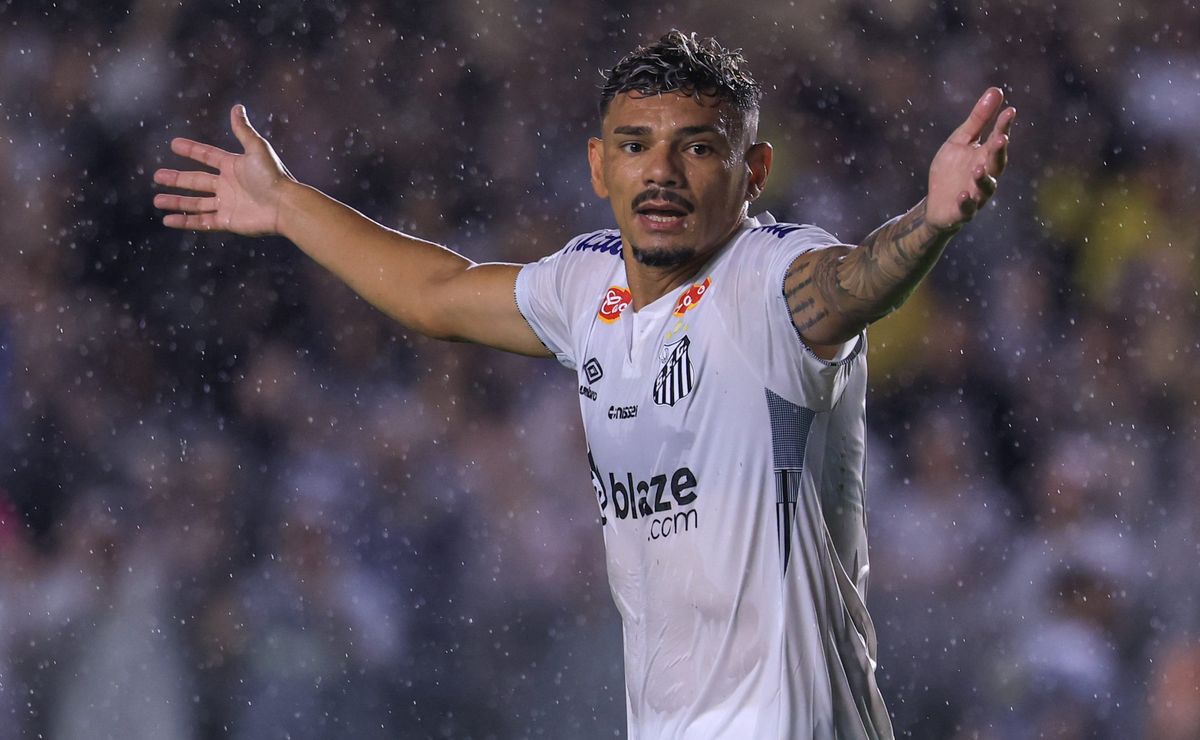 Tiquinho Soares faz Santos rescindir com outro atacante  