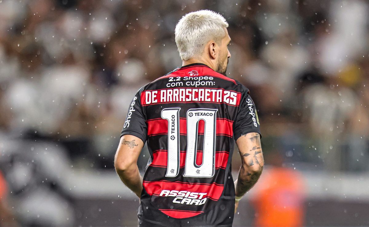 Com show de Luiz Araújo e Arrascaeta, Flamengo massacra a Portuguesa no Carioca