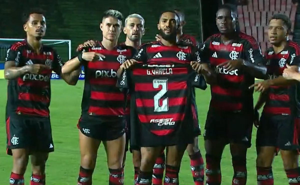 Juninho marca primeiro gol pelo Flamengo e homenageia Varela em comemoração tradicional.
