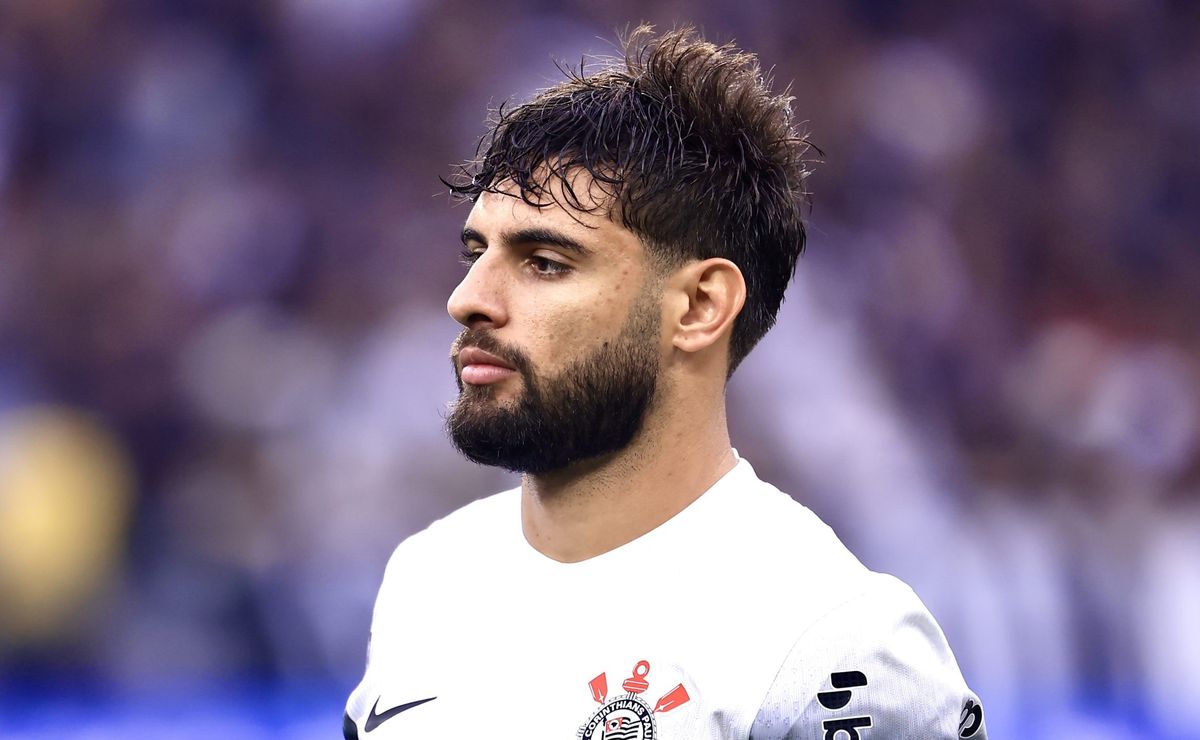 Bronca pública de Ramón Díaz em Yuri Alberto após expulsão; torcida apoia postura.
