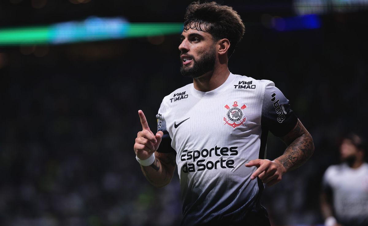 Yuri Alberto celebra gol, chuta bandeira adversária e é expulso do jogo.