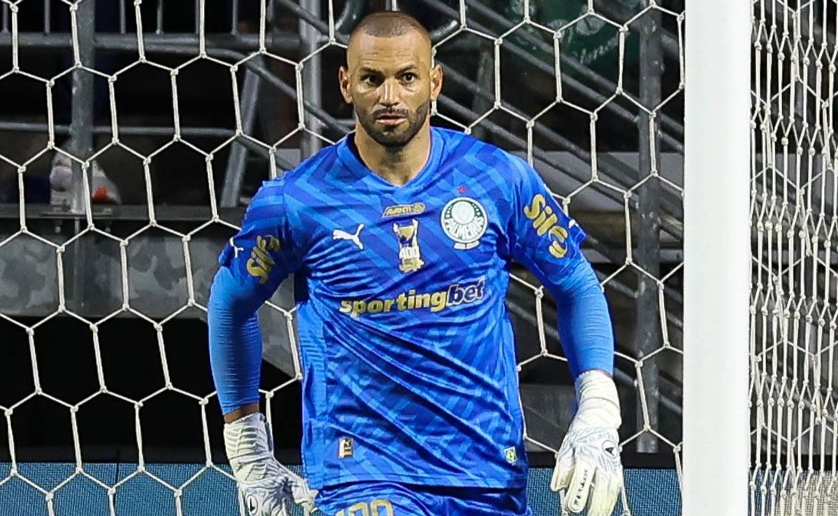 Weverton lamenta empate no clássico e defende Estêvão após pênalti perdido.
