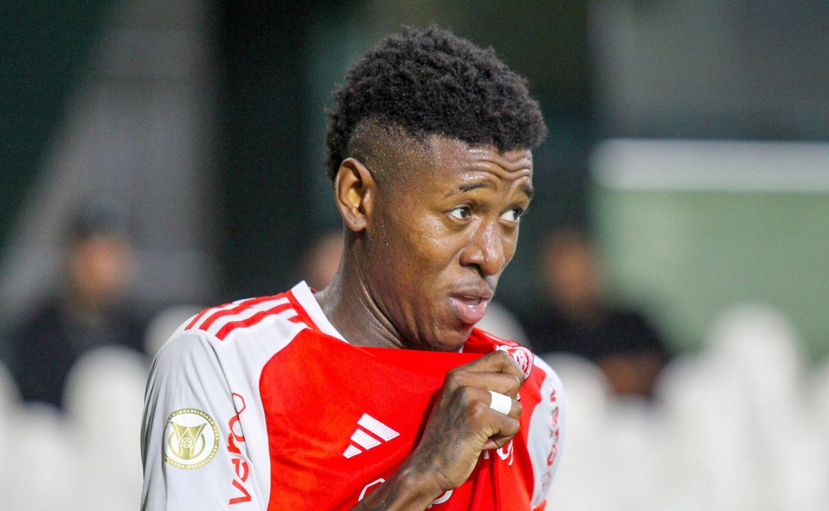 Flamengo mantém interesse em contratar Vitão do Internacional para reforçar equipe.
