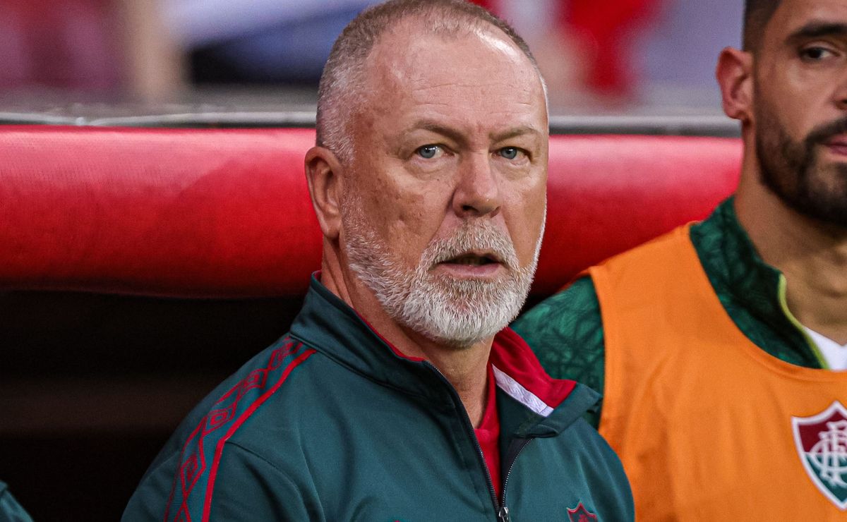 Fluminense busca virada contra Flamengo em clássico de rivalidade no futebol carioca.