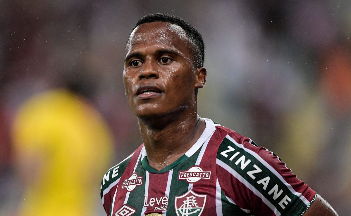 Arias diz que Fluminense foi prejudicado em jogo contra Flamengo