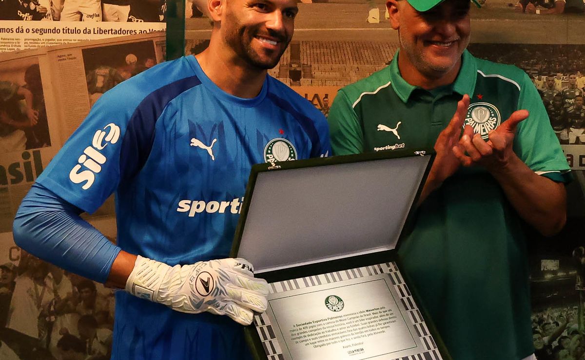 Weverton é homenageado com placa de Marcos por 400 jogos no Palmeiras.