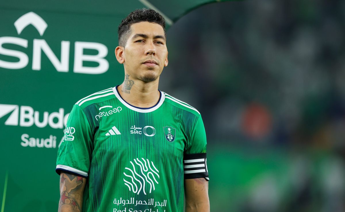 Palmeiras tenta superar concorrência para contratar Roberto Firmino.