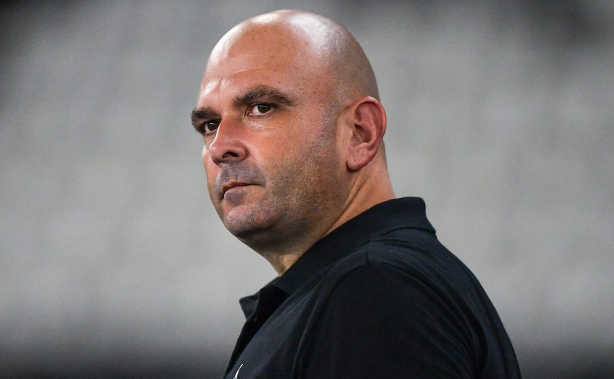 Botafogo treina com Danilo Barbosa improvisado na zaga para clássico contra o Flamengo.