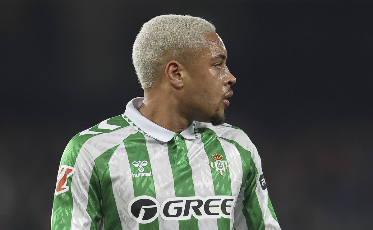 Palmeiras monitora situação de Vitor Roque no Real Betis antes de viagem.