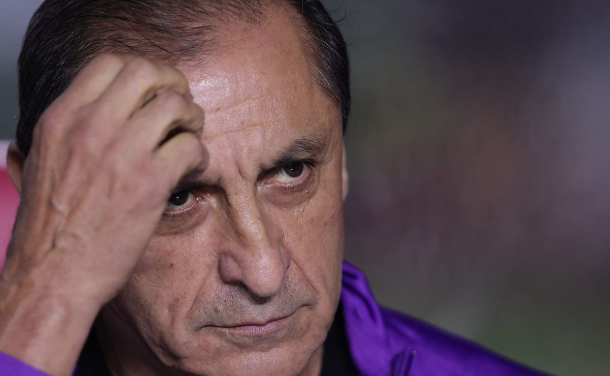 Ramón Diaz é alvo de críticas após substituição durante jogo contra a Portuguesa
