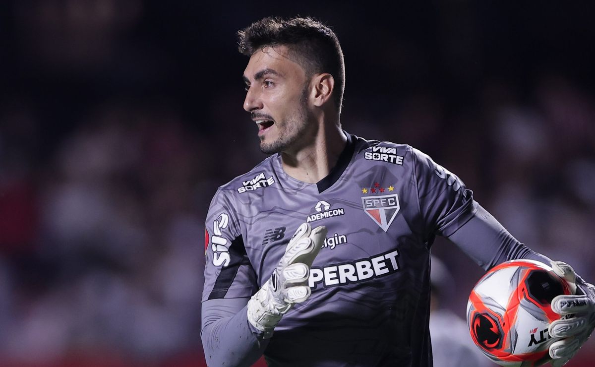 Rafael ganha oportunidade de se destacar no gol do São Paulo.