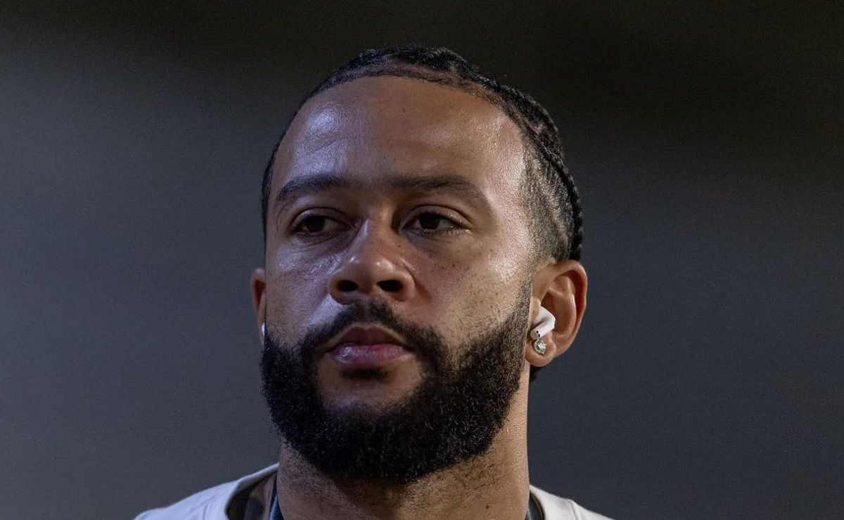 Ramón Díaz justifica saídas de Memphis e Carrillo visando renovação no Corinthians.