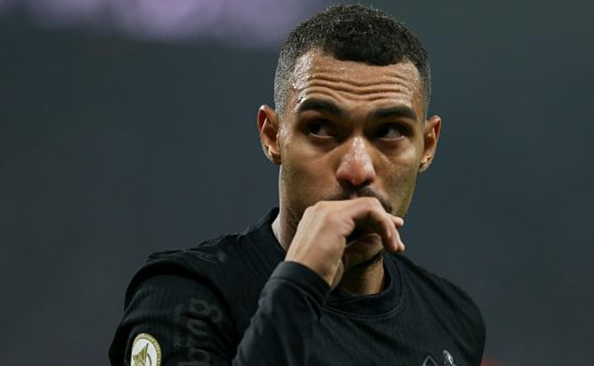 Matheuzinho, Neymar e Memphis Depay criticam gramados sintéticos: prejuízos à saúde do jogador