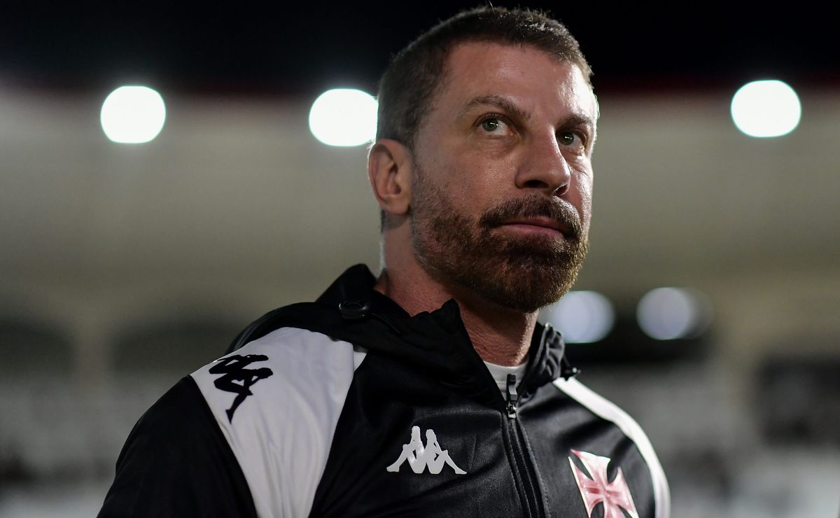 Vasco x Flamengo: Pedrinho Aposta em Jogo no Nilton Santos para Equilibrar Clássico
