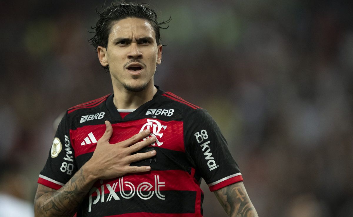 Pedro impressiona com bicicleta em treino do Flamengo; veja o vídeo.