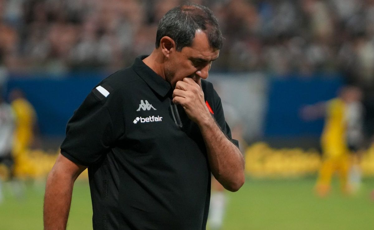 Vasco de Carille terá mudanças no meio-campo após suspensão de Paulinho.