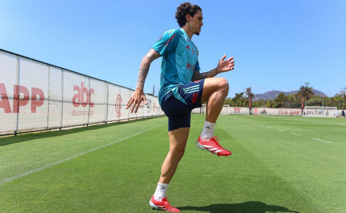 Foco total: quarteto flamenguista se destaca em atividade no CT Ninho do Urubu