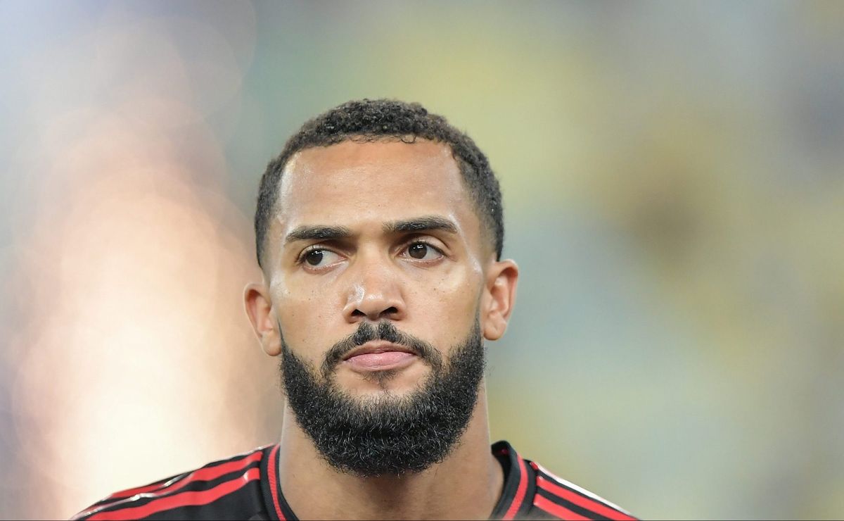 Flamengo comunica Filipe Luís e decide não relacionar Juninho e Alex Sandro.