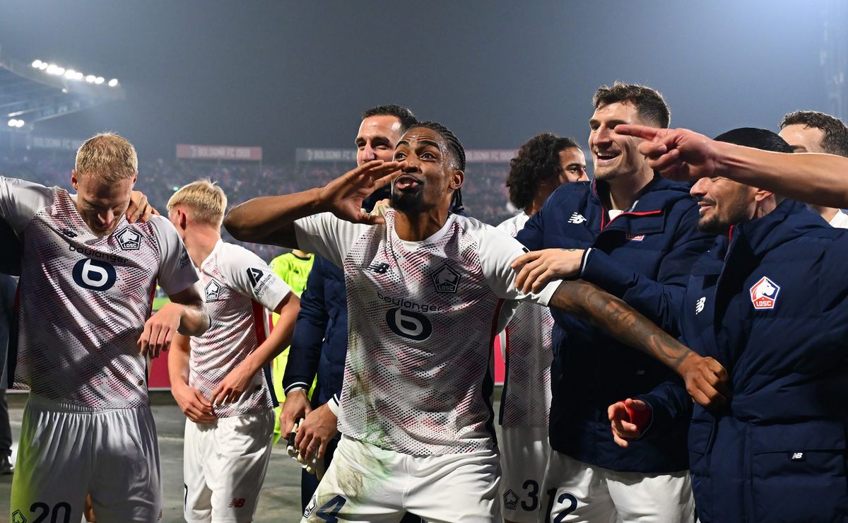 Alexsandro Cavani é esperado no Flamengo em junho, diretoria confirma negociação.