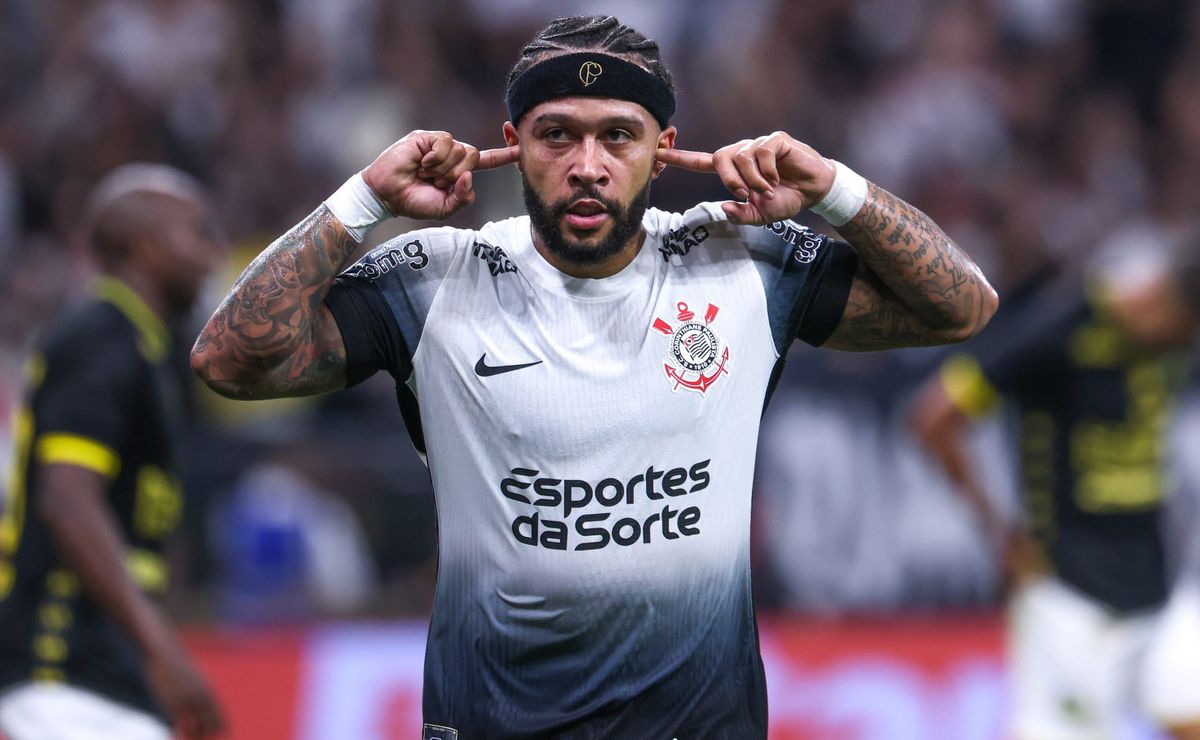 Opinião de Flávio Prado sobre físico de Memphis Depay no futebol.