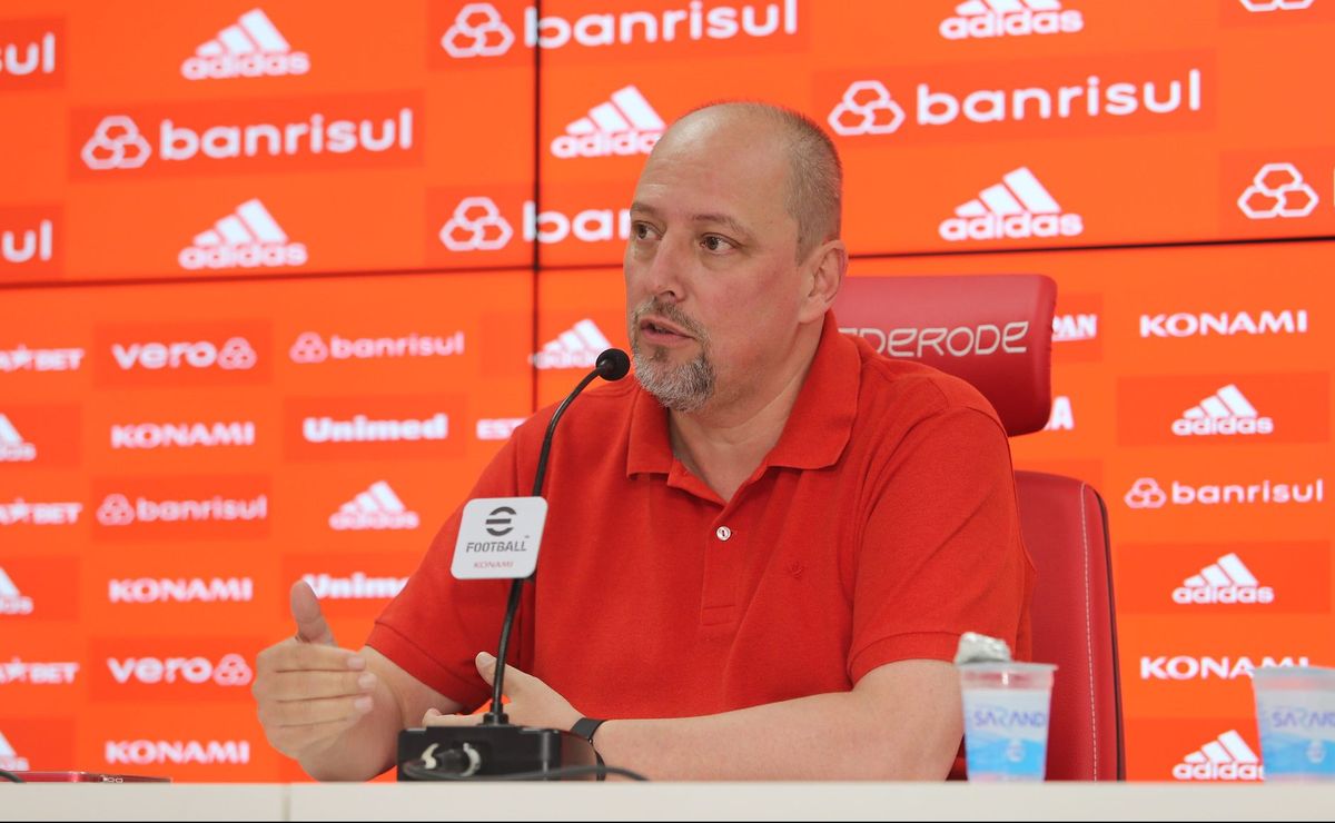 Dirigentes do Flamengo acusam Alessandro Barcellos no Internacional por reclamações.