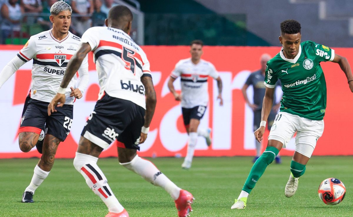 Rivelino crava favoritismo do Palmeiras no clássico contra o São Paulo.